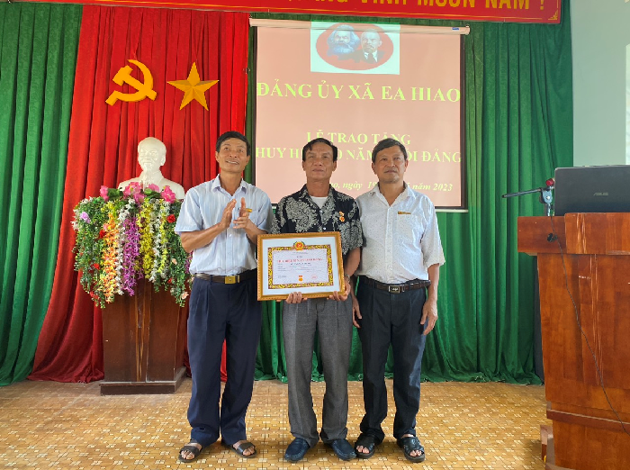 Đảng uỷ xã Ea Hiao trao tặng huy hiệu đảng đợt 19/5